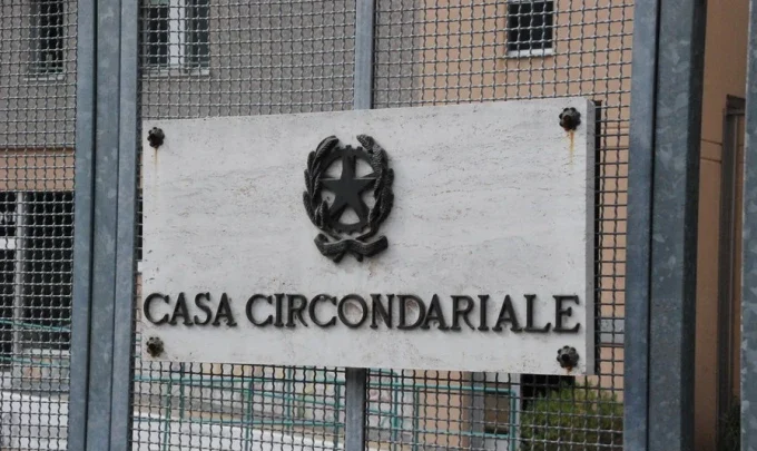 CASA DI RECLUSIONE S. ANGELO DEI LOMBARDI – DETENUTO COLPISCE UN AGENTE: POLIZIOTTO FINISCE IN OSPEDALE
