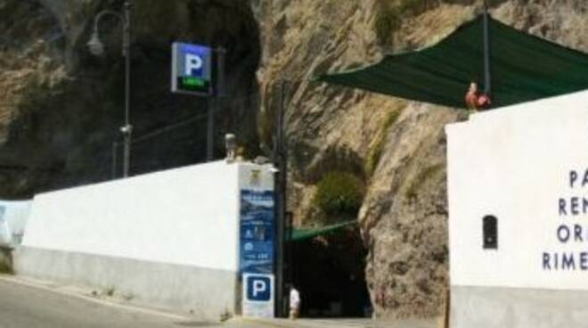 Rimessaggio di imbarcazioni e parcheggio d’ auto nella Grotta dell’Annunziata: scatta il sequestro Rimessaggio di imbarcazioni e parcheggio d’ auto nella Grotta dell’Annunziata: scatta il sequestro