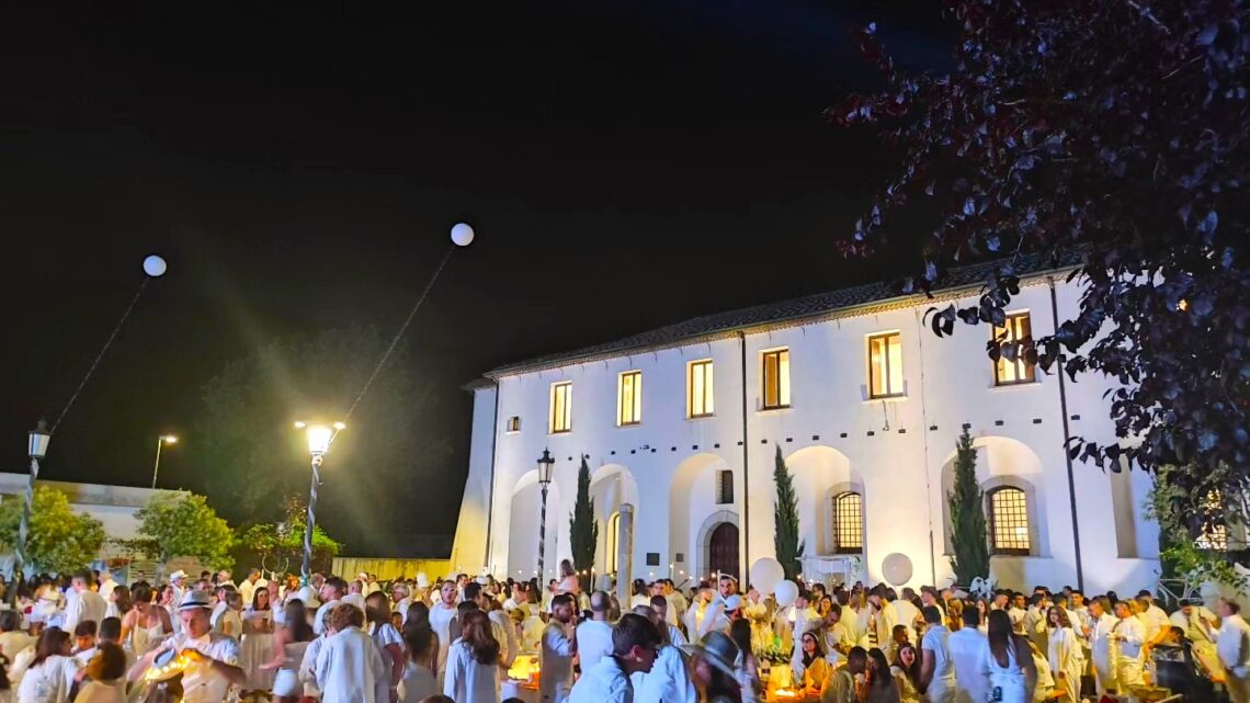 La settima edizione di cena in bianco anima il cuore della città di Montoro