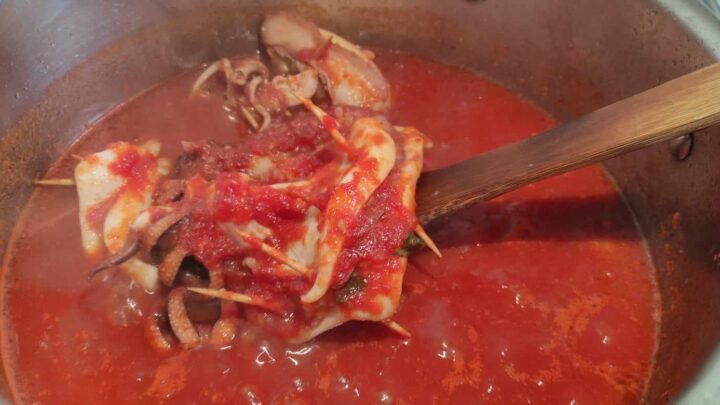 La ricetta delle seppie ripiene al sugo