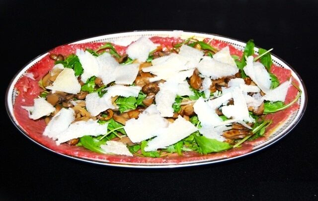 LA RICETTA VELOCE..VELOCE: carpaccio di manzo con rucola e funghi