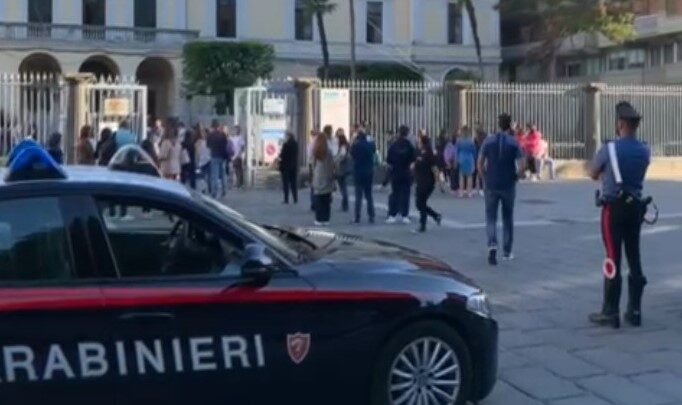 Inizio sereno dell’anno scolastico nelle scuole dell’Irpinia, con la presenza dei Carabinieri fuori agli istituti