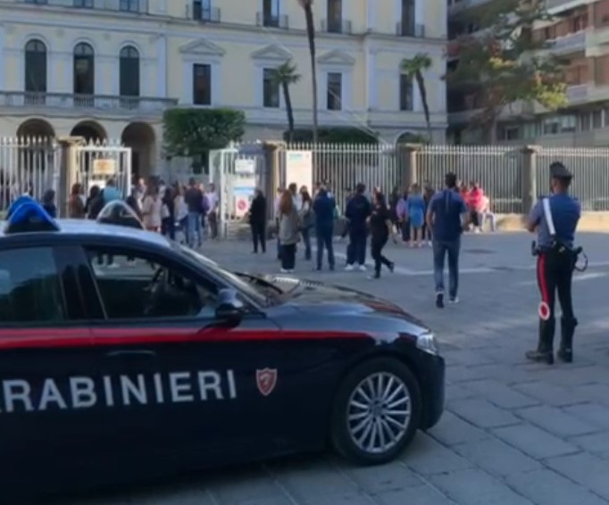 Inizio sereno dell’anno scolastico nelle scuole dell’Irpinia, con la presenza dei Carabinieri fuori agli istituti