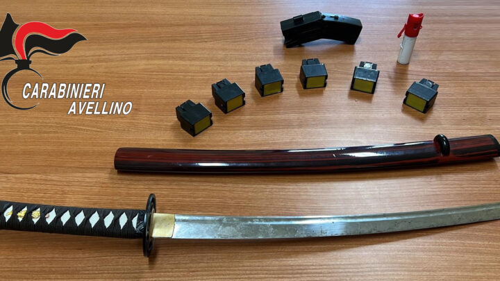 Monteforte Irpino (AV) – In giro con katana, taser e spray urticante: 33enne bloccato dai Carabinieri e denunciato