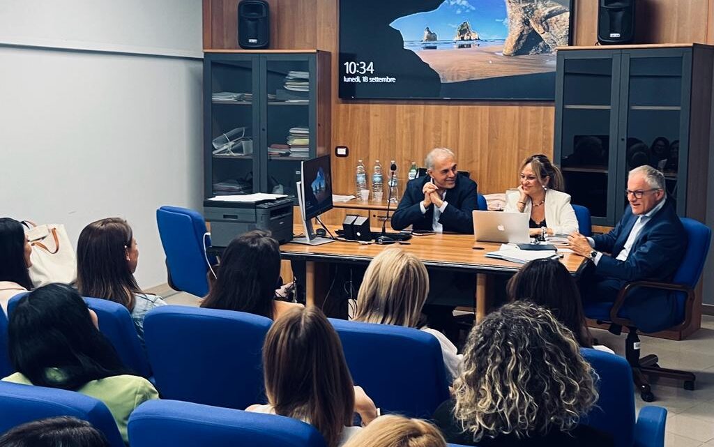 Nuovo servizio regionale dello Psicologo di base – Questa mattina a Salerno firmano le prime Psicologhe Nuovo servizio regionale dello Psicologo di base – Questa mattina a Salerno firmano le prime Psicologhe