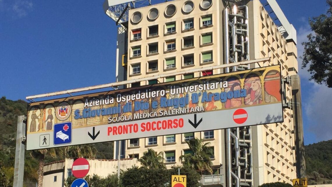 Salerno, detenuto straniero in visita psichiatrica al Ruggi picchia tre agenti Salerno, detenuto straniero in visita psichiatrica al Ruggi picchia tre agenti