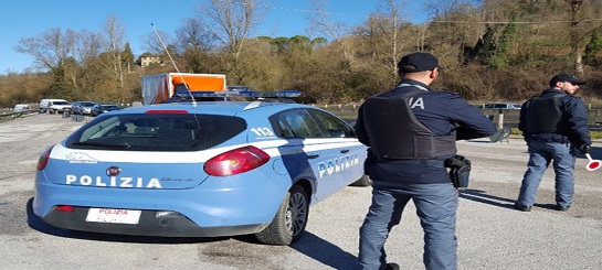 Lauro- concerto Geolier: vendita di merce contraffatta. La Polizia di Stato denuncia due persone Lauro- concerto Geolier: vendita di merce contraffatta. La Polizia di Stato denuncia due persone