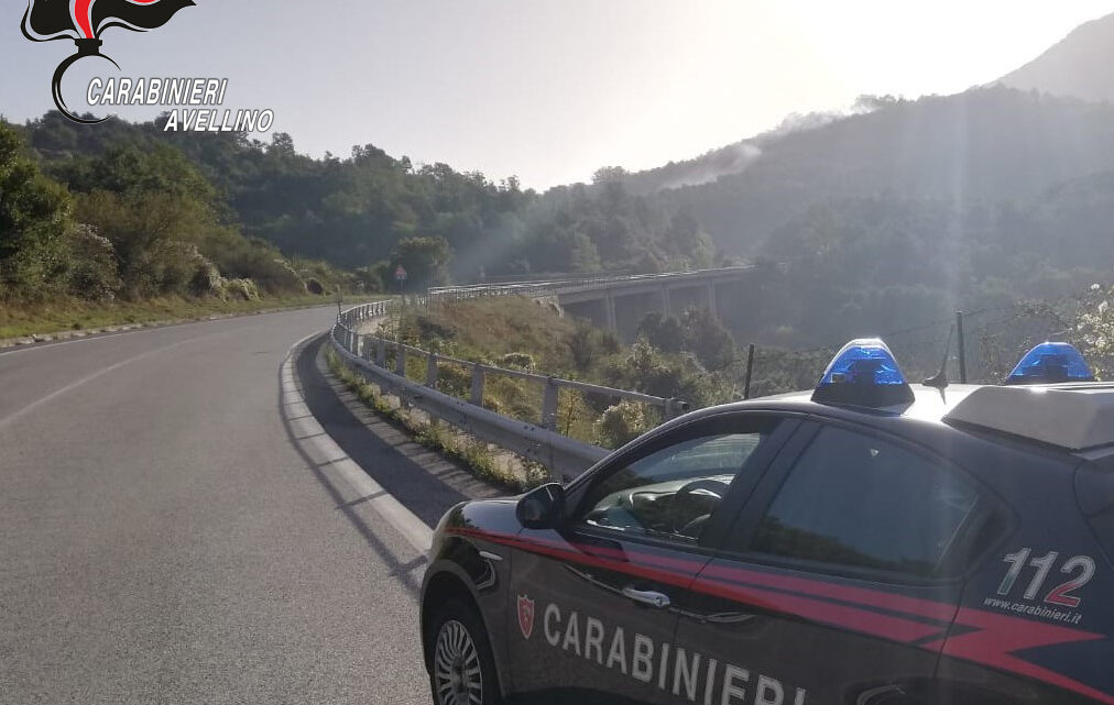 Montemarano (AV) – Minaccia di lanciarsi dal cavalcavia dell’Ofantina: 36enne salvato in extremis dai Carabinieri Montemarano (AV) – Minaccia di lanciarsi dal cavalcavia dell’Ofantina: 36enne salvato in extremis dai Carabinieri