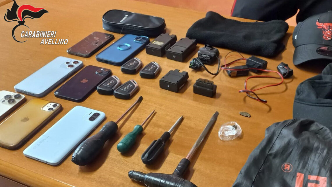 Atripalda (AV) – Sorpresi in possesso di arnesi da scasso e chiavi alterate: i Carabinieri denunciano e allontanano con Foglio di Via cinque giovani Atripalda (AV) – Sorpresi in possesso di arnesi da scasso e chiavi alterate: i Carabinieri denunciano e allontanano con Foglio di Via cinque giovani