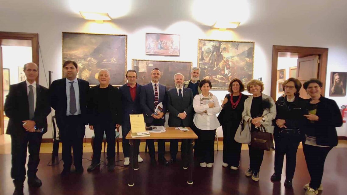 GRANDE SUCCESSO DI PUBBLICO E DI CRITICA PER LA PRESENTAZIONE DEL LIBRO DI MASSIMILIANO CROCE, ORGANIZZATA DALL’ASSOCIAZIONE STAMPA DELLA PROVINCIA DI SALERNO E DALLA SOCIETA’ ITALIANA PER LA PROTEZIONE DEI BENI CULTURALI (SIPBC) GRANDE SUCCESSO DI PUBBLICO E DI CRITICA PER LA PRESENTAZIONE DEL LIBRO DI MASSIMILIANO CROCE, ORGANIZZATA DALL’ASSOCIAZIONE STAMPA DELLA PROVINCIA DI SALERNO E DALLA SOCIETA’ ITALIANA PER LA PROTEZIONE DEI BENI CULTURALI (SIPBC)