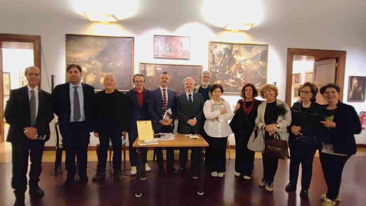 GRANDE SUCCESSO DI PUBBLICO E DI CRITICA PER LA PRESENTAZIONE DEL LIBRO DI MASSIMILIANO CROCE, ORGANIZZATA DALL’ASSOCIAZIONE STAMPA DELLA PROVINCIA DI SALERNO E DALLA SOCIETA’ ITALIANA PER LA PROTEZIONE DEI BENI CULTURALI (SIPBC)