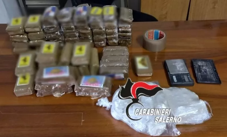 EBOLI – 43enne nordafricano arrestato, nascondeva 6,5 kg di hashish e cocaina nel secchio della spazzatura EBOLI – 43enne nordafricano arrestato, nascondeva 6,5 kg di hashish e cocaina nel secchio della spazzatura