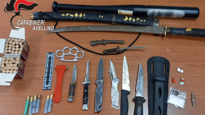 Quadrelle (AV) – Sorpresi in possesso di droga, armi e munizioni: i Carabinieri denunciano un 50enne e i suoi due figli