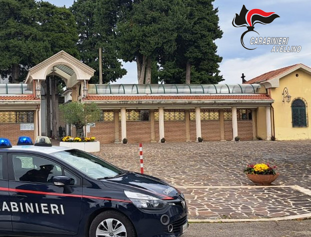 Lioni (AV) – Distrugge una lapide a colpi di martello: i Carabinieri denunciano un 40enne per estorsione e vilipendio delle tombe