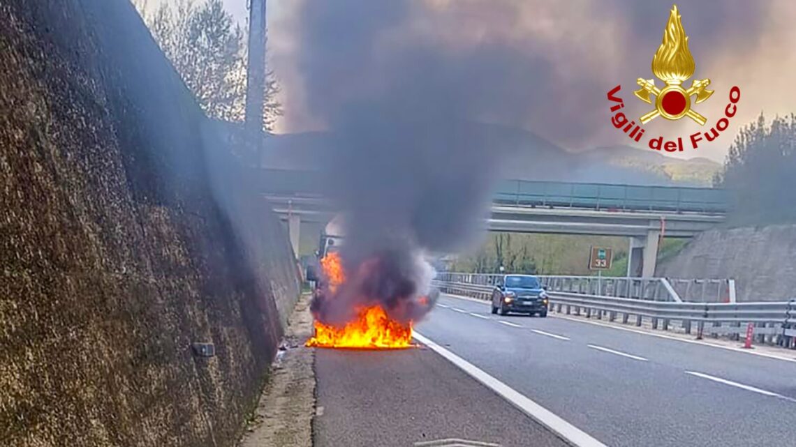 Autocarro in fiamme sull’autostrada: intervengono i vigili del fuoco