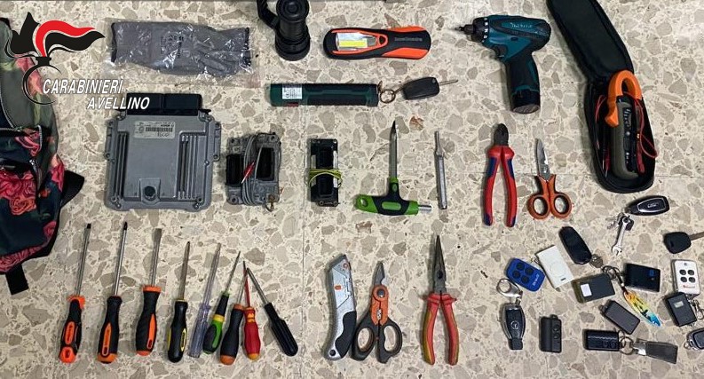 Sperone e Sirignano: i Carabinieri denunciano 2 persone pronti a commettere furti e chiedono 5 misure di foglio di via obbligatorio Sperone e Sirignano: i Carabinieri denunciano 2 persone pronti a commettere furti e chiedono 5 misure di foglio di via obbligatorio