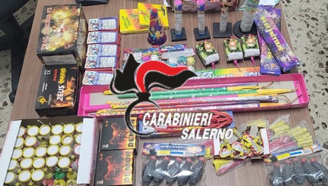 SALERNO (SA): CONTROLLI DEI CARABINIERI AL CONTRASTO DELLA VENDITA DI FUOCHI PIROTECNICI ILLEGALI. SALERNO (SA): CONTROLLI DEI CARABINIERI AL CONTRASTO DELLA VENDITA DI FUOCHI PIROTECNICI ILLEGALI.