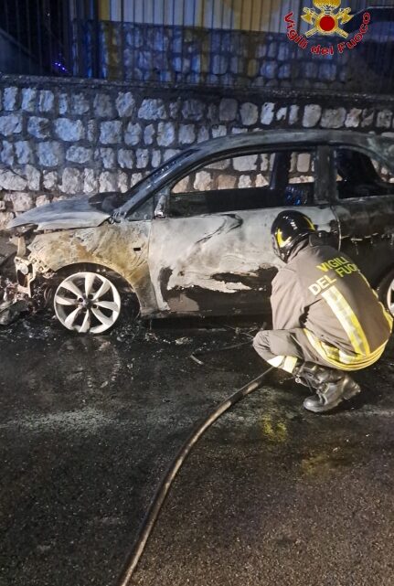 Notte di Natale col fuoco. Brucia un auto ad Avella Notte di Natale col fuoco. Brucia un auto ad Avella