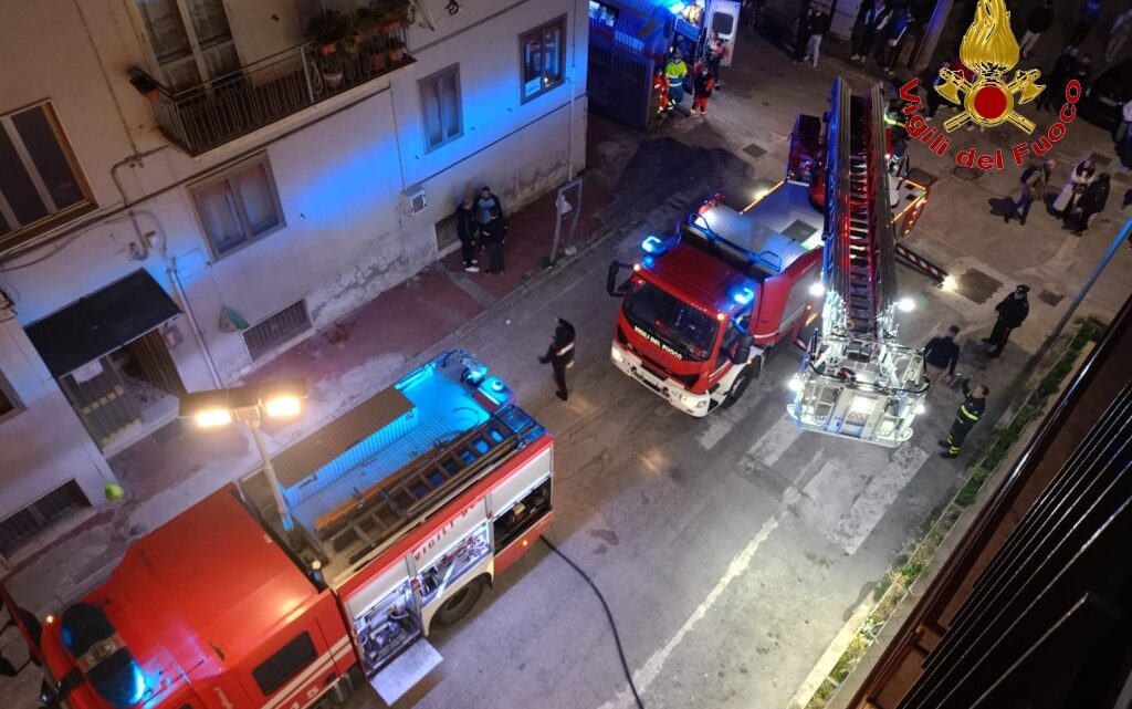 Incendio al terzo piano di un palazzo a Baiano, l’intero stabile evacuato Incendio al terzo piano di un palazzo a Baiano, l’intero stabile evacuato