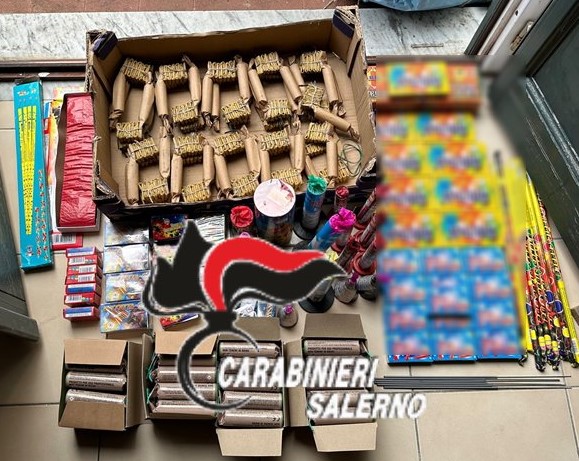 BANCHETTO PIROTECNICO ABUSIVO AL CENTRO DI SALERNO, ARRESTATO DETENTORE BANCHETTO PIROTECNICO ABUSIVO AL CENTRO DI SALERNO, ARRESTATO DETENTORE