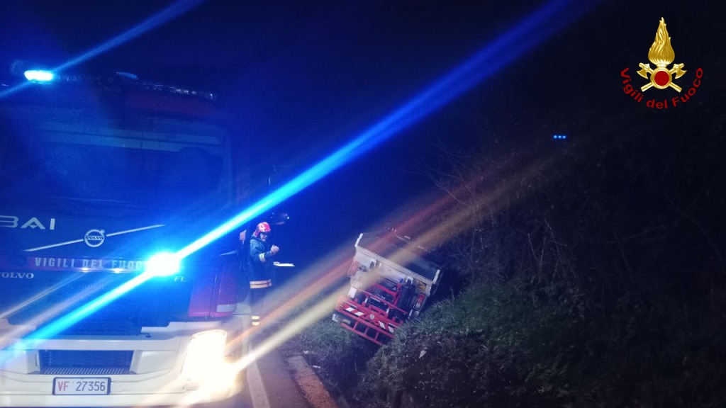 Furgoncino dei rifiuti esce di strada e finisce in una scarpata Furgoncino dei rifiuti esce di strada e finisce in una scarpata