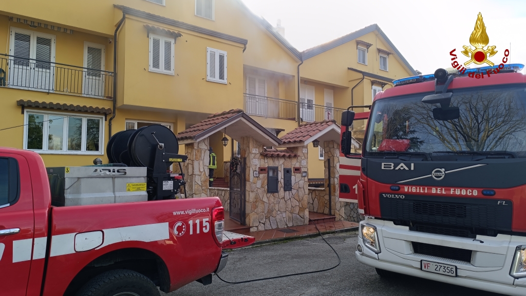 SERINO, PRENDE FUOCO UNA VILLETTA, INTERVENGONO I VIGILI DEL FUOCO