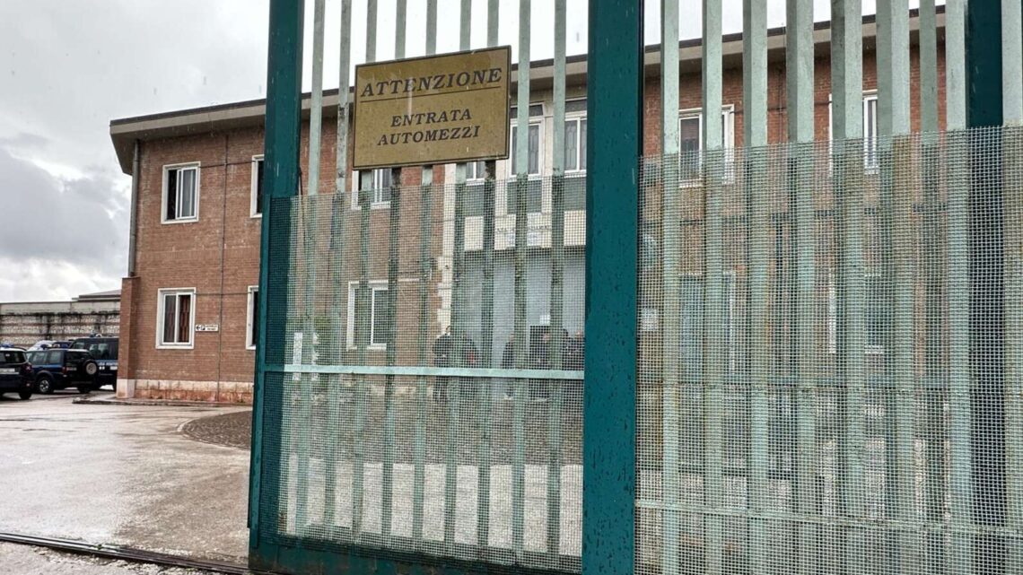 CARCERE DI AVELLINO RINVENUTI TELEFONINI E DROGA NELLA CELLA DI UN BOSS CARCERE DI AVELLINO RINVENUTI TELEFONINI E DROGA NELLA CELLA DI UN BOSS