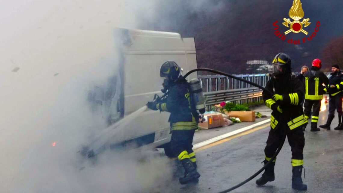 Furgone prende fuoco in autostrada: intervengono i Vigili del fuoco