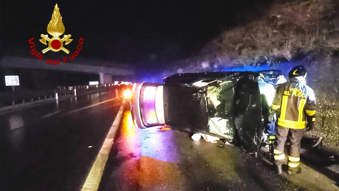 Autostrada A 16, Napoli – Canosa, auto sbanda e si ribalta: il conducente solo piccole ferite Autostrada A 16, Napoli – Canosa, auto sbanda e si ribalta: il conducente solo piccole ferite