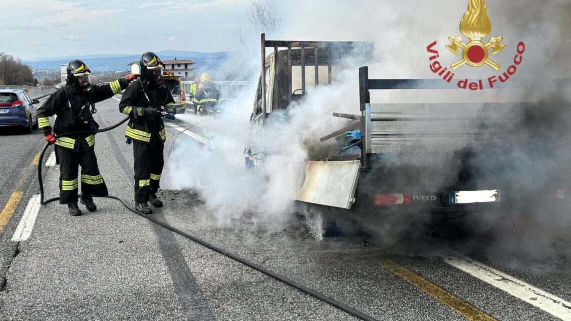 Furgone in fiamme nel territorio del comune di Montemiletto dell’autostrada A16 Napoli – Canosa al Km. 66,600, intervengono i Vigili del fuoco Furgone in fiamme nel territorio del comune di Montemiletto dell’autostrada A16 Napoli – Canosa al Km. 66,600, intervengono i Vigili del fuoco