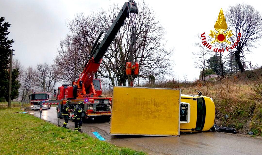 Sbanda e si cappotta con il furgone: illeso il conducente
