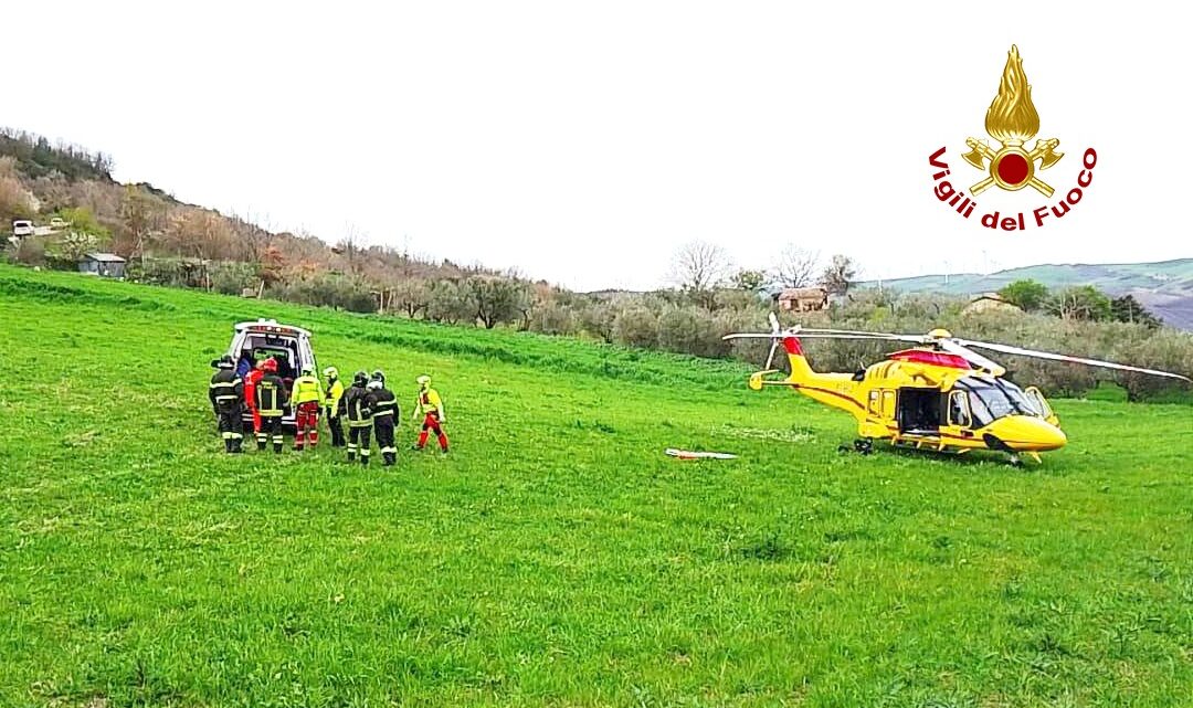 Ferito gravemente mentre manovra il trattore, elitrasportato in ospedale