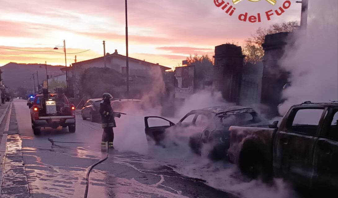 San Martino Valle Caudina, due auto in fiamme alle prime luci del mattino