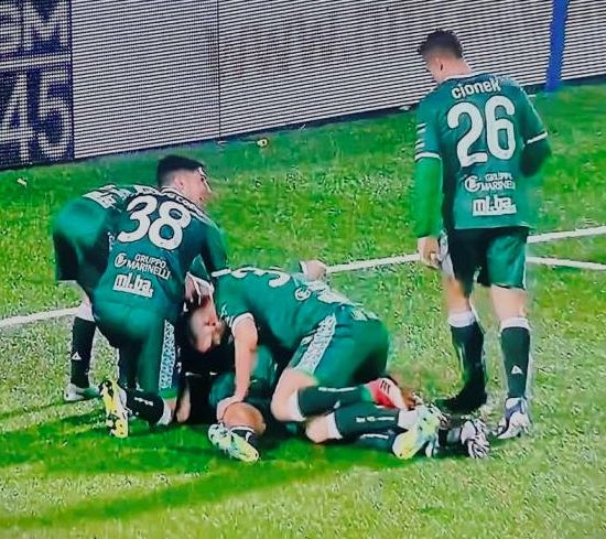 VITTORIA  SENZA  GLI  APPLAUSI  DEI  TIFOSI