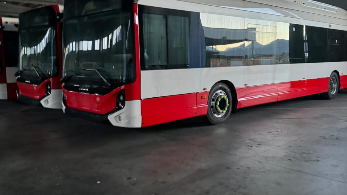 Tredici bus elettrici fermi nel deposito di Busitalia a Pagani, la denuncia del segretario Gabriele Giorgianni (Ugl Autoferrotranvieri provinciale): “Mai installate le colonnine per la ricaricare che permetterebbero di poterli usare”.