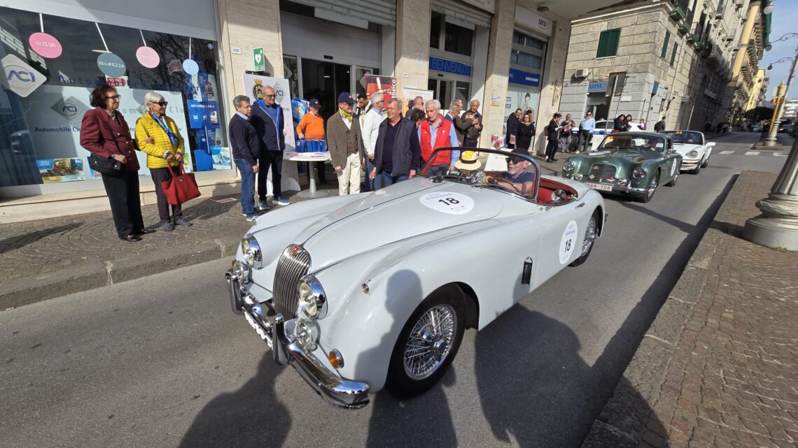 A Salerno la SORRENTO ROADS 2024 by Mille Miglia Con la collaborazione di Aci Salerno la Sorrento Roads 2024 by Mille Miglia fa tappa in Costa d’Amalfi.