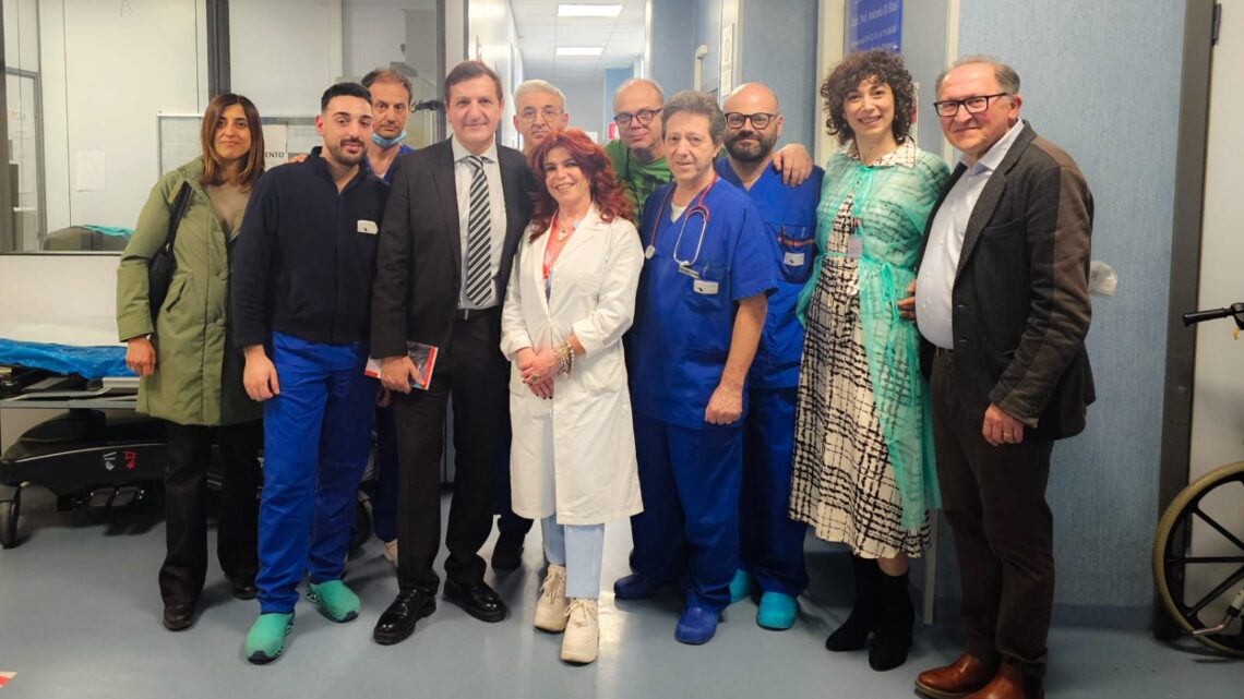Nel giorno di Pasqua il Direttore Sanitario dott. Primo Sergianni ha fatto visita agli ospedali di Polla e di Eboli per portare il saluto e gli auguri suoi e della Direzione Strategica agli ammalati ed a tutto il personale in servizio. Nel giorno di Pasqua il Direttore Sanitario dott. Primo Sergianni ha fatto visita agli ospedali di Polla e di Eboli per portare il saluto e gli auguri suoi e della Direzione Strategica agli ammalati ed a tutto il personale in servizio.