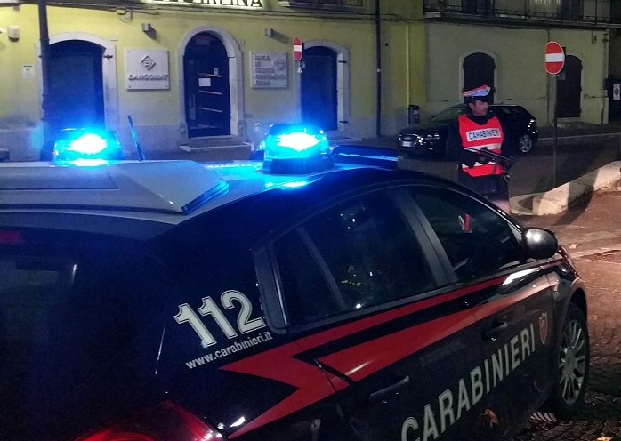 Servizi di controllo del territorio intensificati tra Montemiletto e la Valle Ufita: i Carabinieri sventano un furto ai danni di un’azienda e denunciano un truffatore Servizi di controllo del territorio intensificati tra Montemiletto e la Valle Ufita: i Carabinieri sventano un furto ai danni di un’azienda e denunciano un truffatore