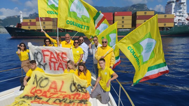 MADE IN ITALY: BLITZ COLDIRETTI A SALERNO CONTRO IL POMODORO CINESE, PRESIDIO PERMANENTE ALL’INGRESSO DEL PORTO