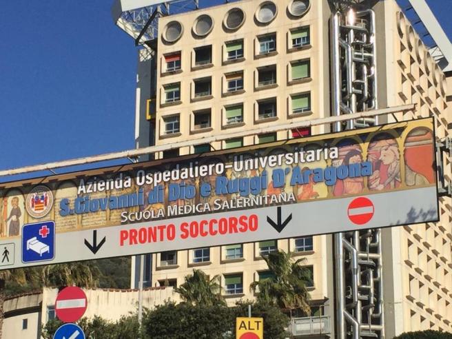 Buona sanità al Ruggi di Salerno: un paziente con neoplasia esofagea ha recentemente beneficiato di un intervento chirurgico all’avanguardia Buona sanità al Ruggi di Salerno: un paziente con neoplasia esofagea ha recentemente beneficiato di un intervento chirurgico all’avanguardia