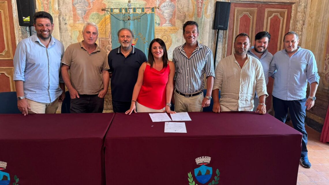 La SP 79 passa dall’ente Provincia di Salerno al Comune di Vietri sul Mare: stamattina la firma di consegna per il conferimento al patrimonio comunale La SP 79 passa dall’ente Provincia di Salerno al Comune di Vietri sul Mare: stamattina la firma di consegna per il conferimento al patrimonio comunale