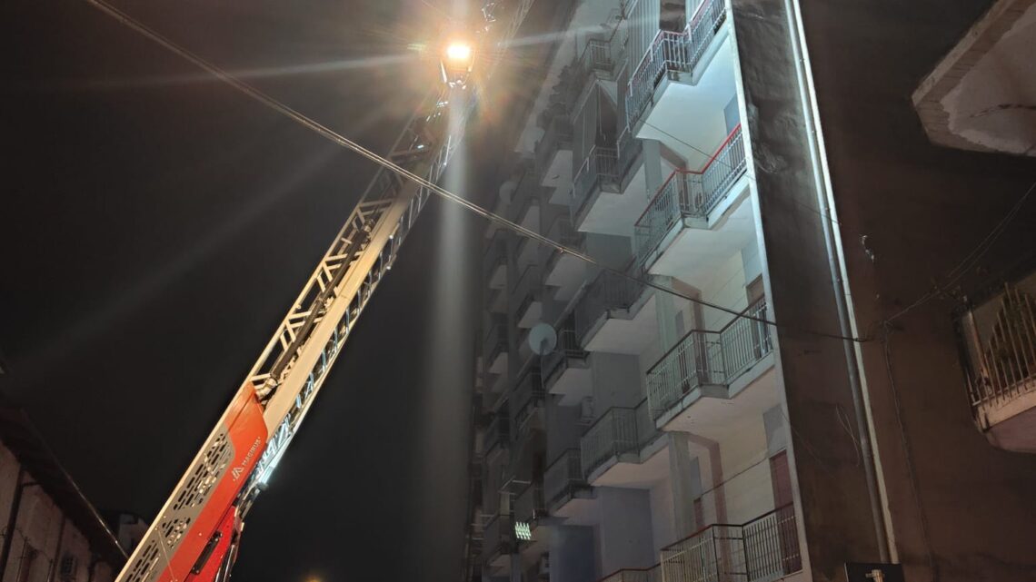 Un fulmine colpisce un palazzo a San Marzano sul Sarno: tempestivo l’intervento di vigili del fuoco, forze dell’ordine e componenti dell’amministrazione comunale