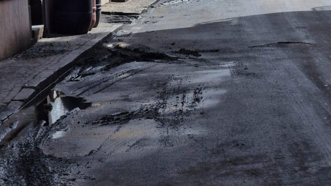 Corso Trieste invaso dal fango dopo il maltempo, tombini in tilt in una zona strategica di Scafati. La denuncia di Mario Santocchio (Fratelli d’Italia)