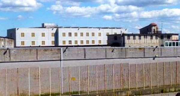 Ariano Irpino, detenuto appicca incendio, quattro Agenti feriti