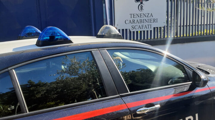 SCAFATI (SA): EVASO DAI DOMICILIARI ED IRREPERIBILE DA MESI.DESTINATARIO DI ORDINI DI CARCERAZIONE, IN STRADA CON PARRUCCA E DOCUMENTI CONTRAFFATTI.ARRESTATO DAI CARABINIERI.