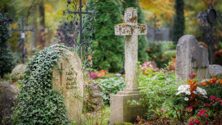 Commemorazione dei Defunti Cimitero aperto il 31 ottobre, l’1 e il 2 novembre con orario continuato dalle ore 07,00 alle ore 18,00