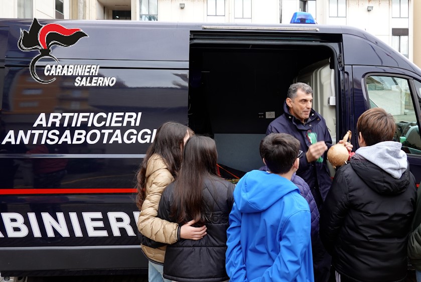 SALERNO: STUDENTI A SCUOLA DI LEGALITÀ. INCONTRO CON I CARABINIERI SALERNO: STUDENTI A SCUOLA DI LEGALITÀ. INCONTRO CON I CARABINIERI