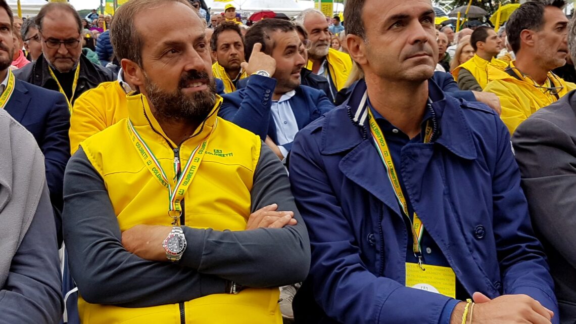 RINNOVATO FINO AL 2033 L’ACCORDO DI FILIERA NEL SETTORE DEL TABACCO TRA COLDIRETTI E PHILIP MORRIS ITALIA. UN’INTESA STORICA CHE RAPPRESENTA UN MODELLO PER L’AGRICOLTURA ITALIANA RINNOVATO FINO AL 2033 L’ACCORDO DI FILIERA NEL SETTORE DEL TABACCO TRA COLDIRETTI E PHILIP MORRIS ITALIA. UN’INTESA STORICA CHE RAPPRESENTA UN MODELLO PER L’AGRICOLTURA ITALIANA