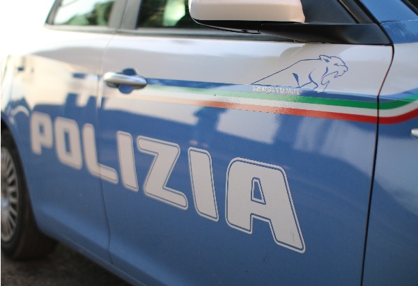 Anziano solo in casa tenta il suicidio: l’intervento della Polizia evita il peggio