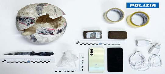 Ariano Irpino – Polizia di Stato: arrestati per detenzione ai fini dello spaccio di stupefacenti. Hashish e Cocaina custoditi in un pallone di calcio